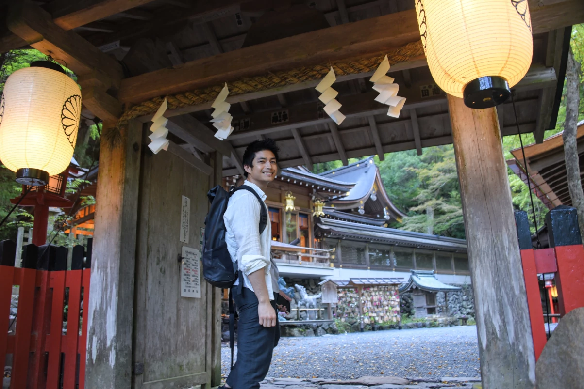 blurry background: white/grey